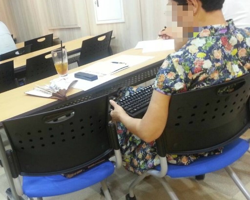 키보드보시는어머님.jpg